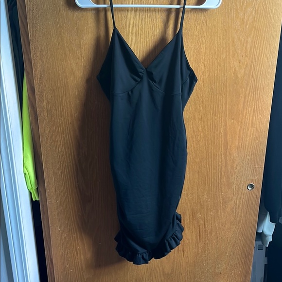 Dresses & Skirts - Elegant Black Dress